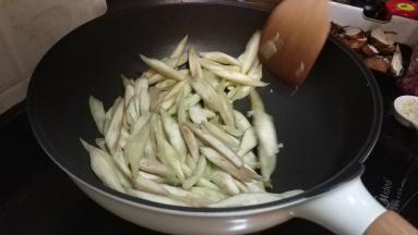 大火爆炒，“赞”入少许水，让茄子快速变软