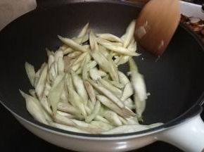 大火爆炒，“赞”入少许水，让茄子快速变软