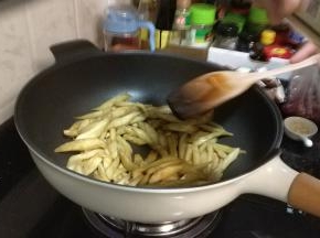 放入酱油、糖继续炒至熟透