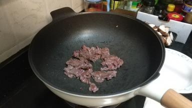 锅里下油放入牛肉片（市场买现成已腌好的）炒至焦熟捞起备用