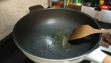 锅里再放少许油、盐、糖