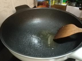 锅里再放少许油、盐、糖
