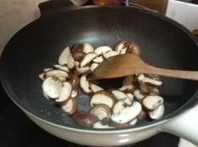倒入鲜菇炒香，倒入少许水继续翻炒至软
