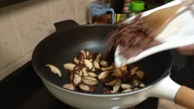 倒入牛肉