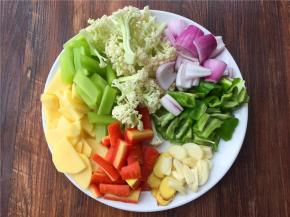 将各种配菜切成如图所示。