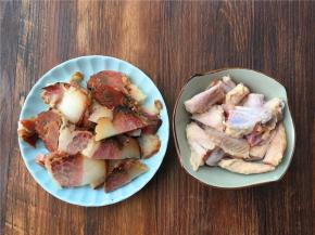 将腊肉切片，鸡翅尖用剪刀剪成两半。