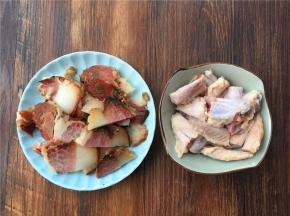 将腊肉切片，鸡翅尖用剪刀剪成两半。