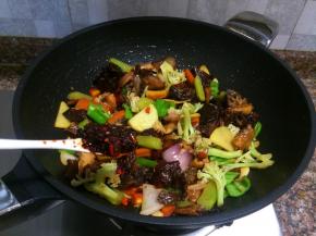 放入1勺老干妈油辣椒翻炒10秒即可出锅。