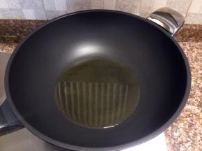 热锅倒油烧至八成热。