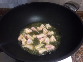 放入鸡翅尖翻炒20秒。