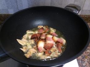 放入腊肉翻炒10秒。