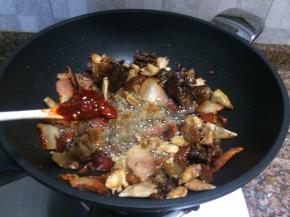 放入豆瓣酱翻炒10秒。