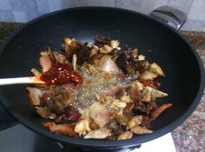 放入豆瓣酱翻炒10秒。