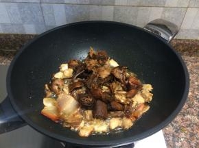 放入甜皮鸭翻炒10秒。