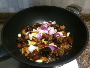 放入生姜、大蒜和洋葱翻炒10秒。