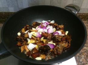 放入生姜、大蒜和洋葱翻炒10秒。