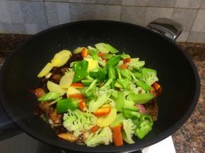 放入蔬菜翻炒20秒。