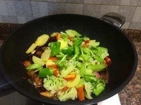 放入蔬菜翻炒20秒。