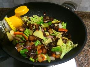 倒入适量生抽和醋翻炒10秒。