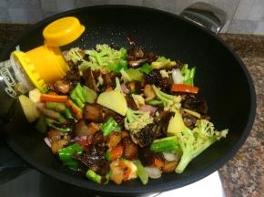 倒入适量生抽和醋翻炒10秒。