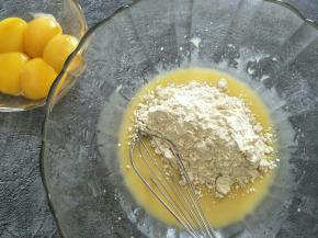 加入过筛的小米粉。