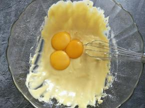 加入三蛋黄拌匀