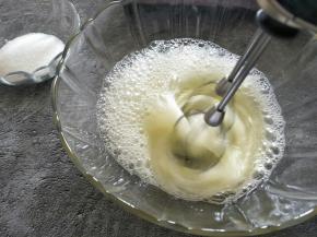 蛋清出现大的鱼眼泡加入1/3糖