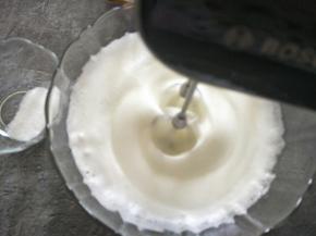 细腻小泡，再加1/3，有纹路，全部加入，直到出现大弯勾，在继续低速整理下蛋白。