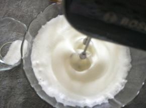 细腻小泡，再加1/3，有纹路，全部加入，直到出现大弯勾，在继续低速整理下蛋白。