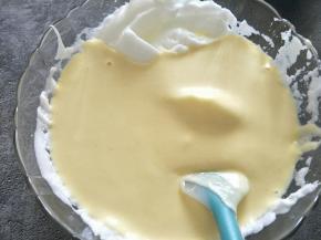 分三次混个蛋白和蛋黄，注意翻拌。