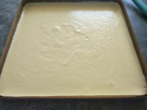 倒入铺了油纸或油布的烤盘。震下气泡。