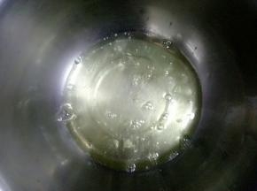 蛋清蛋黄分离，蛋清放在无油无水的盆中