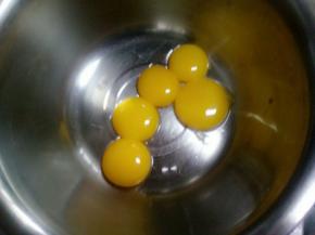 蛋黄放在干净的盆中