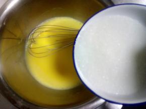 放入二十克白糖搅均匀