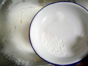 放入泡打粉和盐
