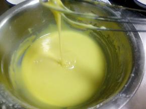 搅成无颗粒的糊状待用