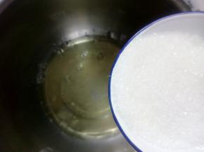 剩余的白糖分三次放入蛋清中