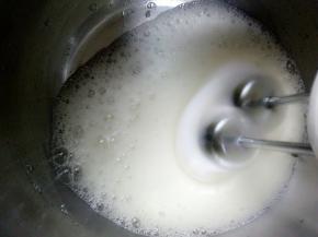 用电动打蛋器搅打