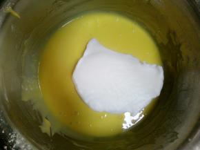 把三分之一的蛋白放入蛋黄糊中，这时候烤箱预热170℃/10分钟