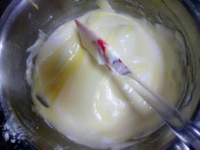 刮刀翻拌搅均匀，再放剩余的二分之一蛋白糊搅匀