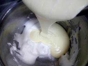 把蛋黄糊倒入剩余的蛋白中