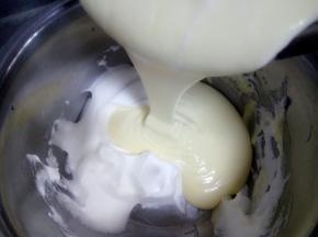把蛋黄糊倒入剩余的蛋白中