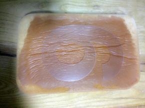 蛋糕翻面去掉油纸，把数字模具放在上面