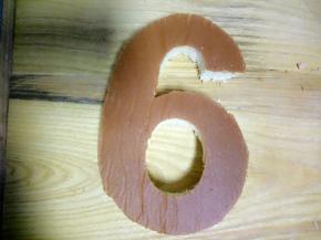 用刀子顺着形状刻下来