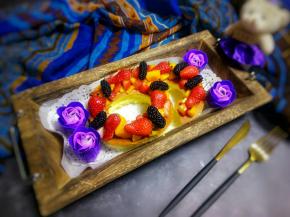 蛋糕放在托盘里，把水果摆上去，小粒撒下面，大粒放到上面，家里的奶油不能打发了，只好做了一个水果裸蛋糕