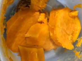 红薯去皮，切块，蒸20分钟至软。