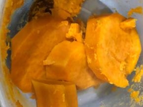 红薯去皮，切块，蒸20分钟至软。