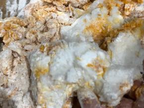 在红薯泥中加入糯米粉、糖以及上一步的小麦淀粉团，揉成团