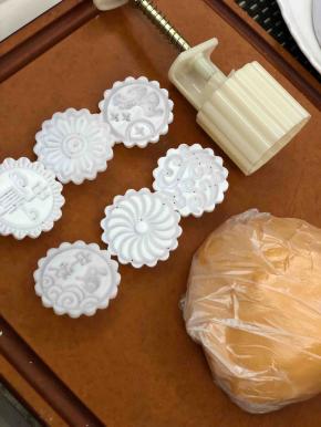 用如意坊的模具压成饼状。