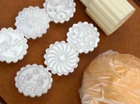 用如意坊的模具压成饼状。